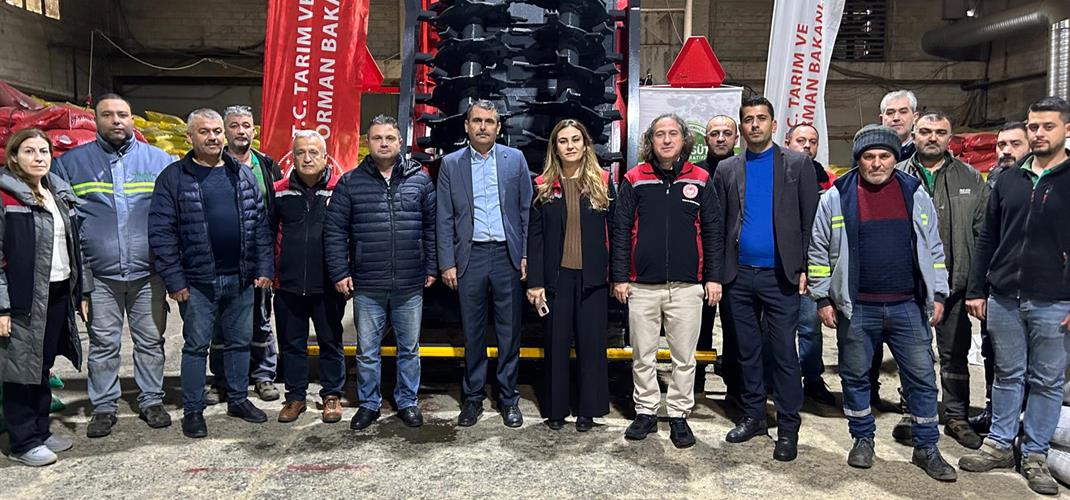 TUCSAP PROJESİ KAPSAMINDA BELİRLENEN ÇİFTÇİ ÖRGÜTLERİNE KATI GÜBRE DAĞITMA MAKİNASININ DAĞITIMI GERÇEKLEŞTİRİLDİ.