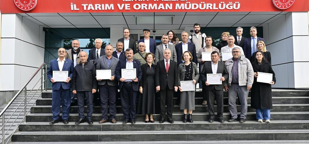 İzmir'de "1. Derece Tarımsal Örgüt Belgesi" almaya hak kazanan Birlik ve Kooperatiflerimize belgeleri İl Müdürümüz Sayın Mustafa Şahin tarafından takdim edildi.